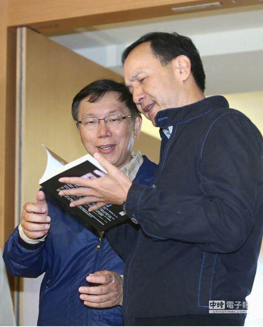 台北市准市长柯文哲(左)3日拜会新北市长朱立伦(右)，双方互赠著作，互动相当热络