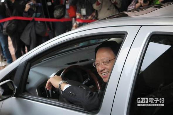 江宜桦独自一人开着银色箱型车回家，回到私领域。（图片来源：台湾中时电子报）