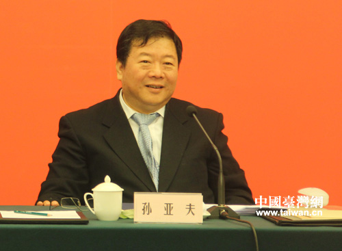 全国台湾研究会副会长孙亚夫主持“2014年台湾政局暨两岸关系回顾与展望”研讨会。