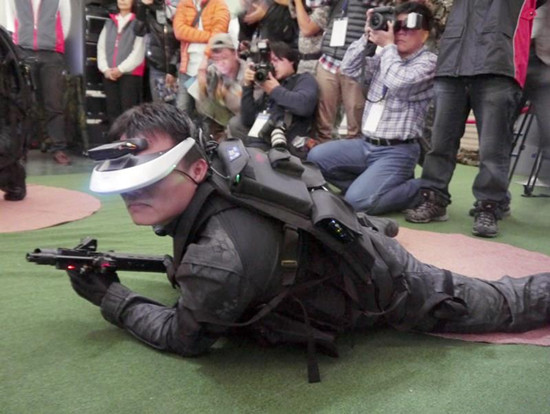 台湾军事机构展示各色仿真器模拟枪林弹雨