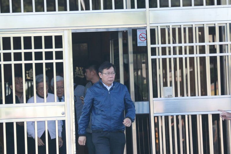 台北市长当选人柯文哲前往台中监狱探视陈水扁