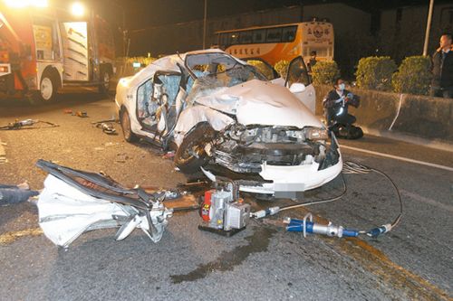 台湾一辆游览车撞上轿车造成2死3命危