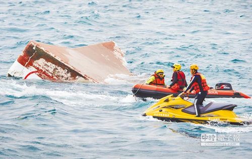 台湾一渔船触礁翻覆断成数截船长死亡孙子失踪