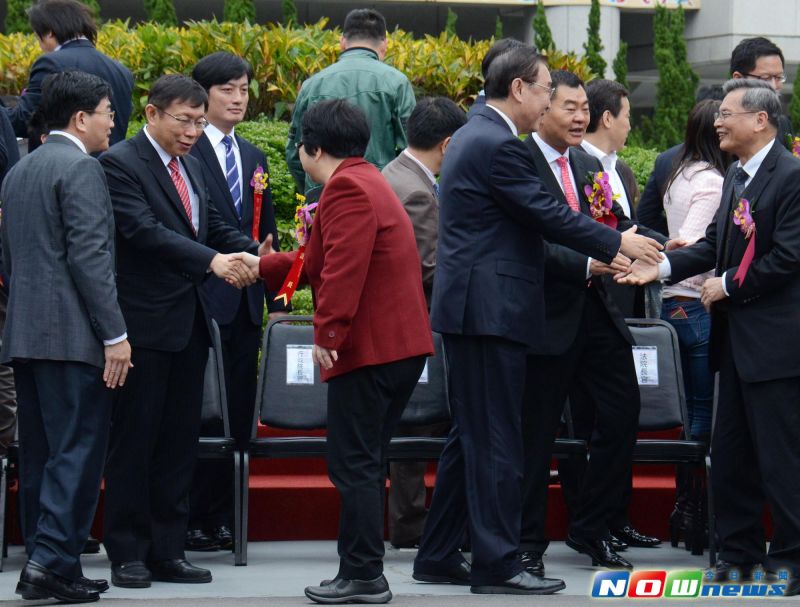 新任台北市长柯文哲与新科台北市议会正、副议长吴碧珠、陈锦祥及议员们相互握手致意