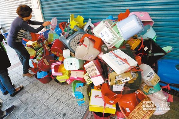 台北龙山寺点灯号牌11日开抢 椅子卡位堆成山（图）