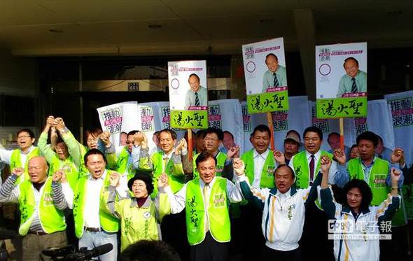 南投县“立委”补选，在野整合成功，由汤火圣（右2）出马参选。（图片来源：台湾中时电子报）