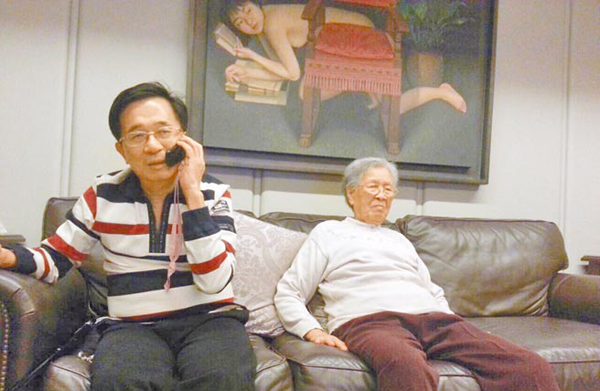 陈水扁和蔡英文通电话，扁妈在旁陪伴看电视
