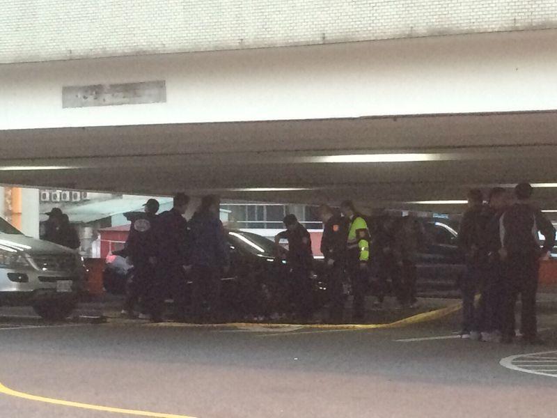 　台北市警消13日下午获报，峨嵋停车场有人疑似遭开枪身亡。警消到场后发现有2男陈尸车内