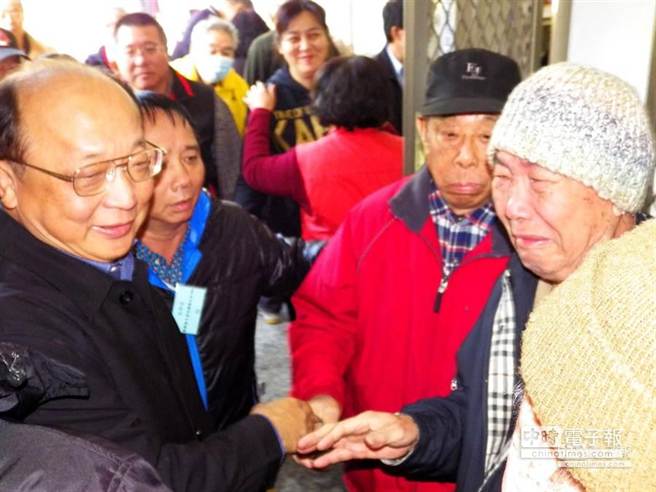 胡志强上午参与国民党党主席选举投票，与资深党员握手