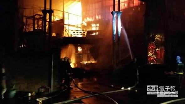 新屋保龄球馆今天凌晨发生大火，6名警消入内搜救不幸殉职。(图片来源：台湾《中时电子报》)