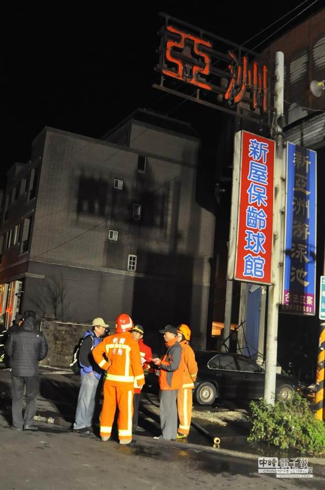 这场暗夜恶火造成6名警消不幸殉职。(图片来源：台湾《中时电子报》)