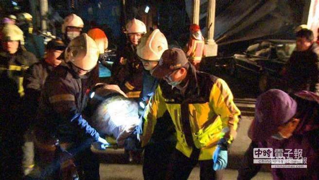 消防队抬出罹难同袍，相当难过。(图片来源：台湾《中时电子报》)