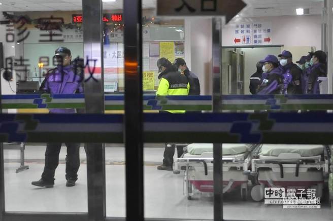 6名警消不幸殉职，生还者送医抢救中。(图片来源：台湾《中时电子报》)