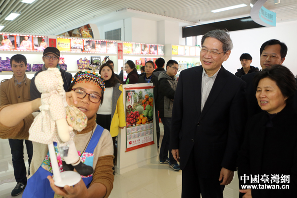 座谈会当天，张志军走访平潭吉钓码头、免税市场等地，了解台商经营情况和环境，与两岸业者恳谈交流