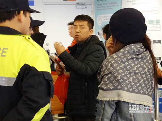 台媒：大陆女游客被插队骂人台湾机场遭挥拳（图）