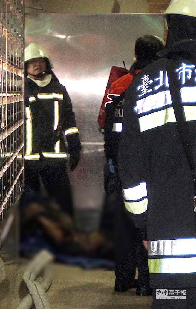 发现1名男子已经死亡。(图片来源：台湾《中时电子报》)