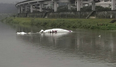 台湾复兴客机坠基隆河