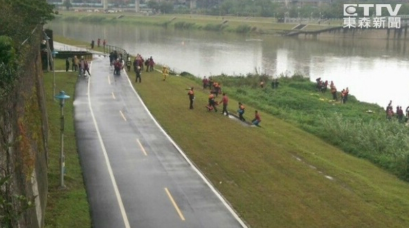 台湾复兴客机坠基隆河