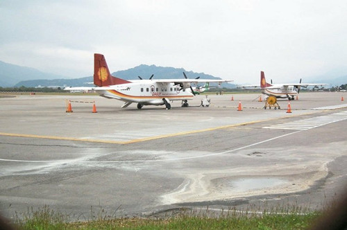 台湾德安航空一班机冲场三次才降落疑起落架异常