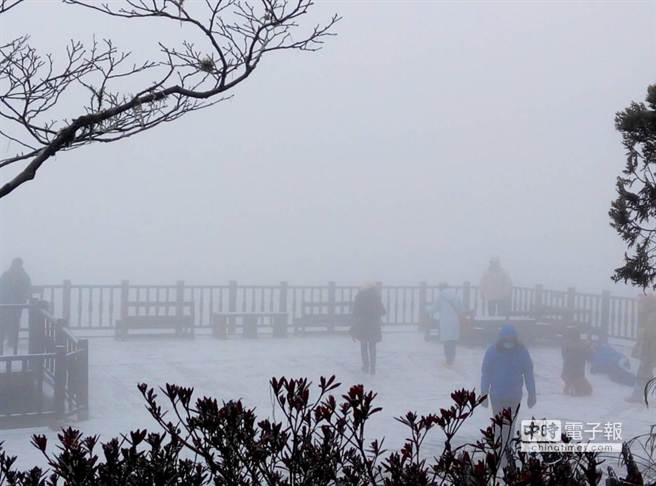 台湾太平山降下今年首场瑞雪 吸引大批游客赏雪景