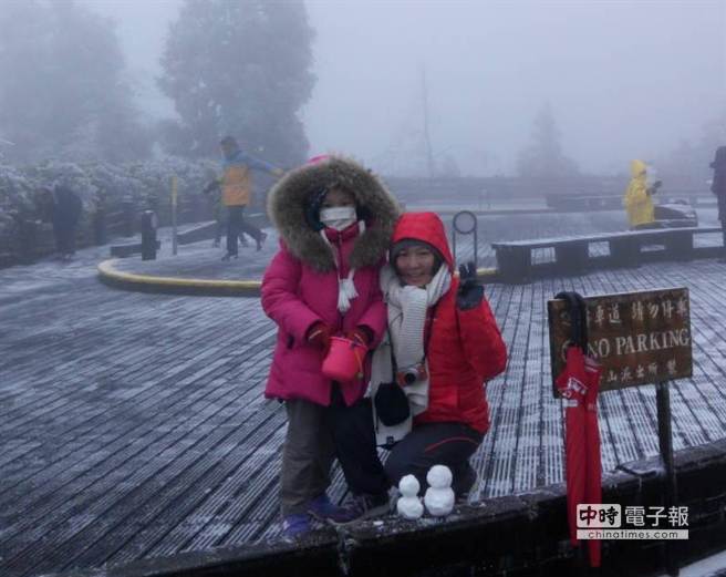 台湾太平山降下今年首场瑞雪 吸引大批游客赏雪景