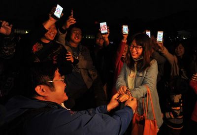 台湾平溪天灯节有人求婚有人急灭火（图）