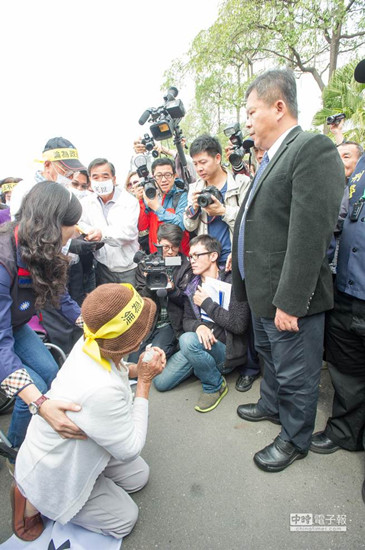 台南议长涉贿被押千人声援其母跪求放人（图）