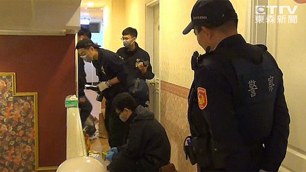 　　　　惊悚7分钟！嫌枪杀两人，1死1重伤。（台媒翻拍监视器画面）