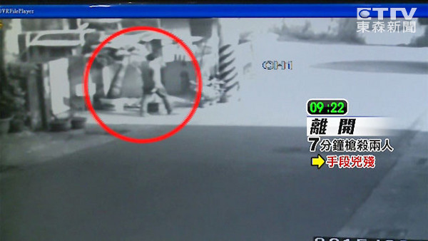 惊悚7分钟!嫌枪杀两人,1死1重伤。(台媒翻拍监视器画面)