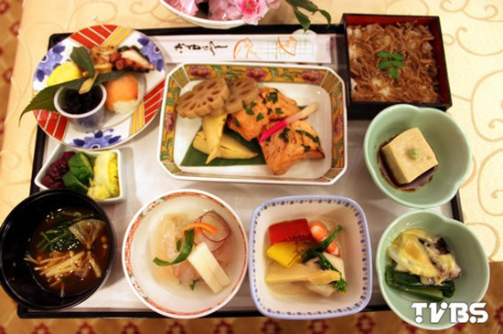 台业者推专属餐点经济舱乘客能享用米其林料理