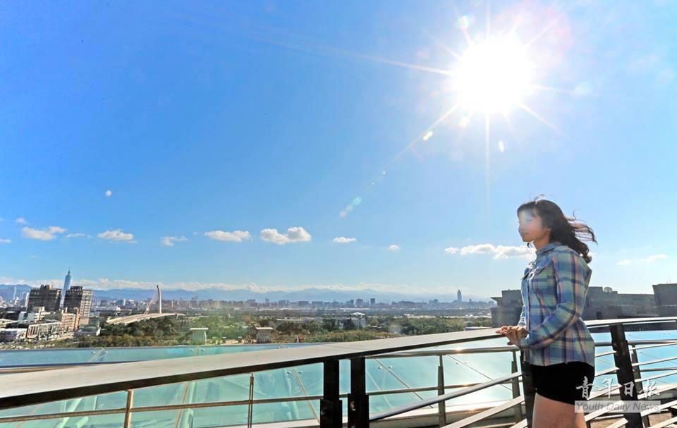 台军史上即将诞生的首位主力战机女飞行员，便装外形靓丽，宛如邻家少女一般