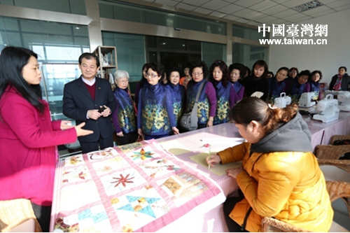 台湾花莲县妇女会参访团一行在成都妇女儿童中心参观了解该中心开展妇女职业培训情况