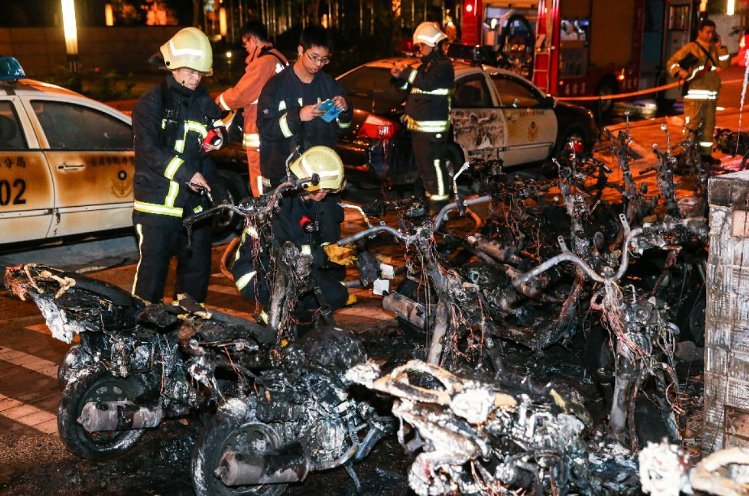 台北松山派出所发生火警 11辆警用机车被烧毁(组图)
