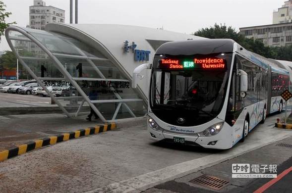 原来的BRT站体将改为公交车专用道候车亭，“BRT”字样也要拆除。 （黄国峰摄）
