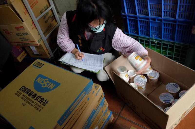 台中市卫生局追查3家物流中心的日本核灾区产品，25日前往超市稽查，清点店家下 架的品项商品