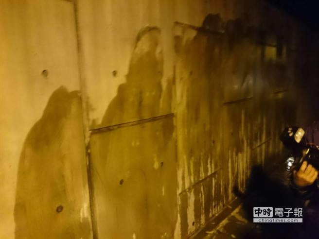 泼在马英九官邸围墙的红漆已被洗刷，但仍看得到残留痕迹