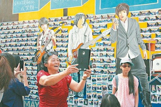 台湾志工小区内画五月天彩绘墙盼给家乡带人气