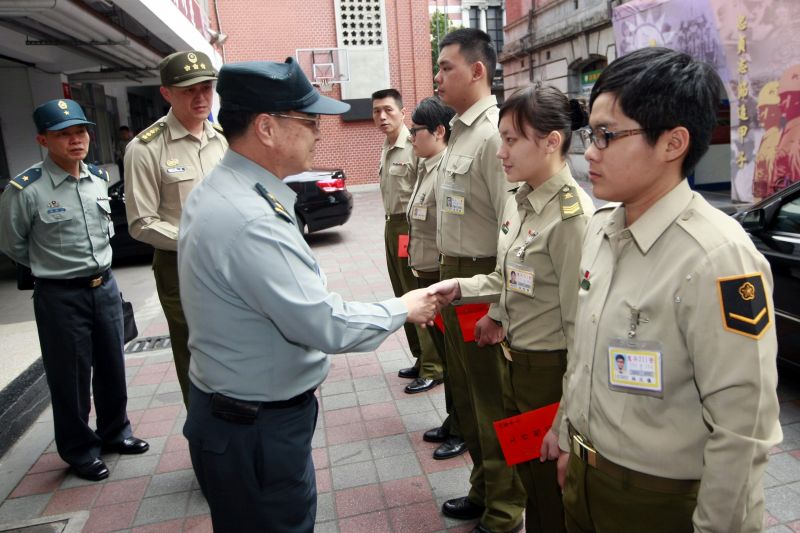 台“国防部”副参谋总长前往“宪兵”211营，慰勉支持警局驱离马办前广场非法聚众勤务而挂彩士兵