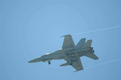 美F-18战机降落台南台湾军事迷兴奋守候观看