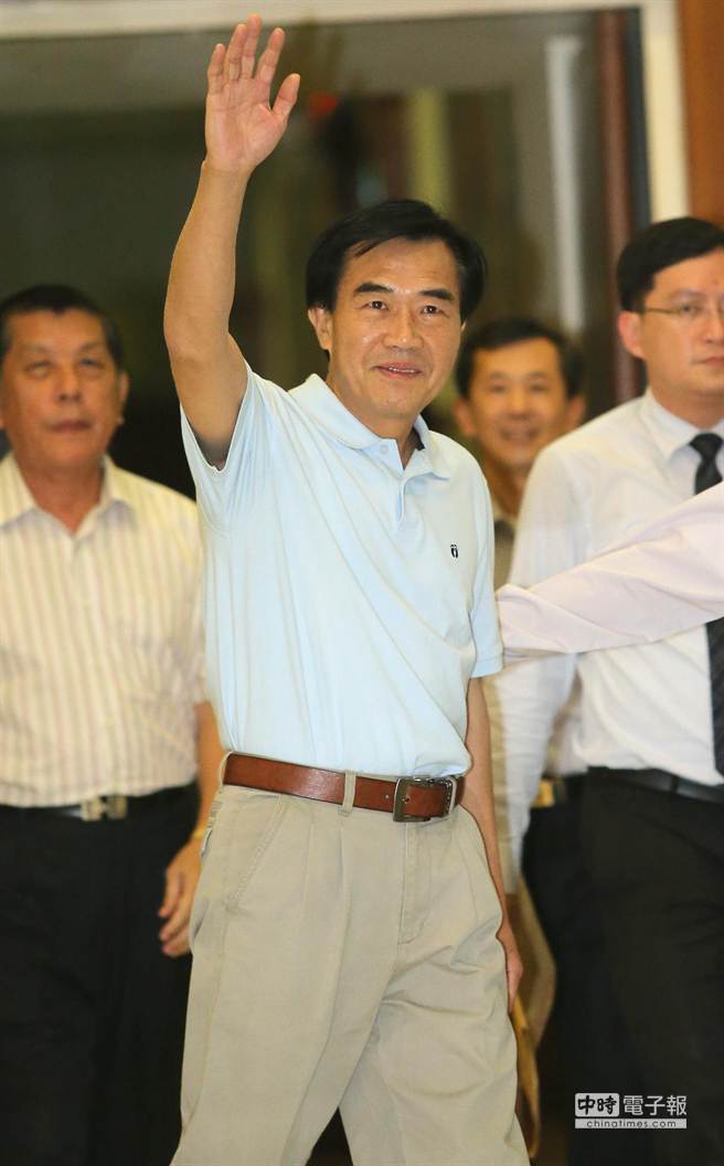 台南市议长李全教裁定以新台币1500万元交保，步出台南地院时挥手向支持者致意。