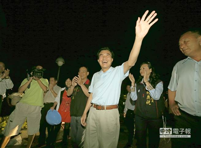 台南市议长李全教裁定以新台币1500万元交保，步出台南地院时挥手向支持者致意。（
