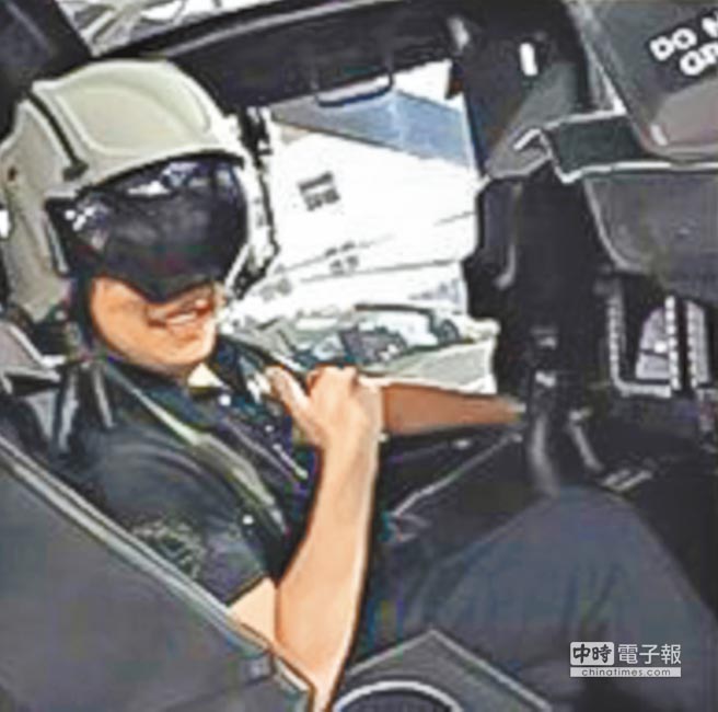 台军陆军航空特战指挥部劳乃成中校带艺人李蒨蓉到修护厂房参观AH-64E阿帕奇直升机，另还有一名男姓戴上价值200多万元新台币飞行头盔。（台媒摘自李蒨蓉脸书）