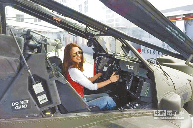 台军陆军航空特战指挥部劳乃成中校带艺人李蒨蓉到修护厂房，参观AH-64E阿帕奇直升机。（台媒摘自李蒨蓉脸书）