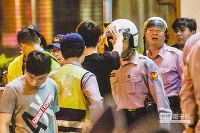 两伙人KTV门前聚众斗殴台警方出动快速打击部队