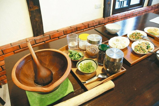 花莲居民制传统咸口味擂茶延续客家饮食文化