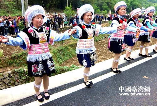 苗族姑娘跳民族传统舞蹈，欢迎远方来的亲人