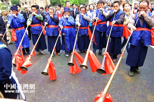 苗族乐师表演民俗乐器