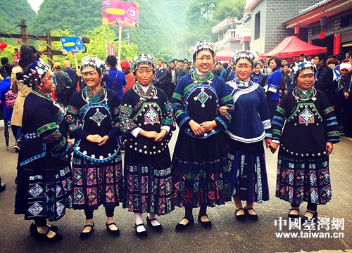 苗家妇女身着传统民族服装，迎接台湾少数民族客人的到来