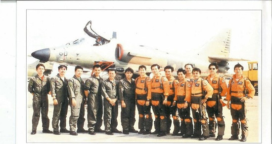 台湾新加坡空军曾合作星雁计划网络现飞行员合照