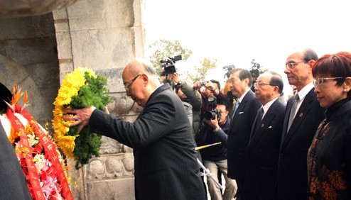 吴伯雄率领的国民党大陆访问团一行，赴碧云寺拜谒了孙中山先生的衣冠冢，并敬献花圈。